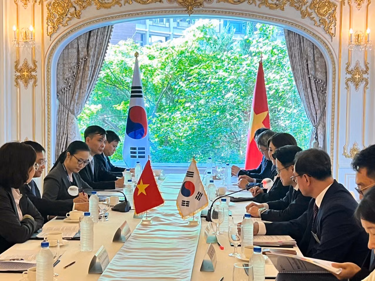 toan-canh-buoi-lam-viec.jpg