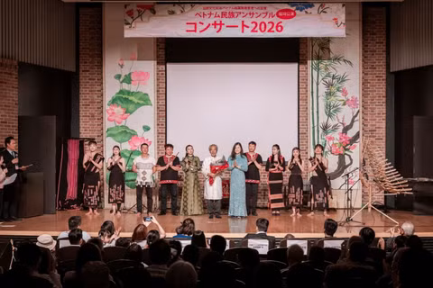 Tổng Lãnh sự Việt Nam tại Fukuoka Trịnh Thị Mai Phương (người mặc áo dài xanh) tặng hoa các nghệ sĩ tham gia chương trình. (Ảnh: Ban tổ chức cung cấp)