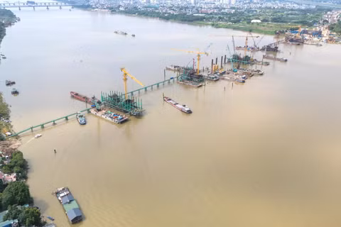 Cầu Trần Hưng Đạo (Hà Nội) đang được thi công cả ngày đêm trong suốt kỳ nghỉ lễ 2/9 để bảo đảm tiến độ. (Ảnh: MỸ HÀ)