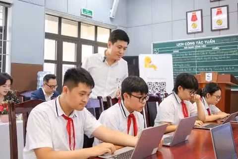 Học sinh Trường trung học cơ sở Giảng Võ (Hà Nội) trong giờ học mô hình trường học số. (Ảnh: THẾ ĐẠI)