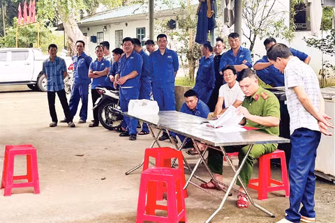 Công an kiểm tra ma túy trong công nhân tại một doanh nghiệp mỏ ở xã Hợp Thành (Lào Cai).