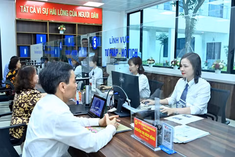 Giải quyết thủ tục hành chính cho người dân tại Điểm phục vụ hành chính công phường Đống Đa, thành phố Hà Nội. (Ảnh: NGUYỄN ĐĂNG)