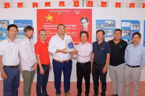 Đồng chí Vũ Mai Hoàng, Vụ trưởng-Trưởng Ban Công nghệ, Phó Chủ tịch Liên Chi hội Nhà báo Báo Nhân Dân (thứ tư từ phải sang) trao quà lưu niệm với đại diện báo Nhân đạo Pháp ngày 12/9. 