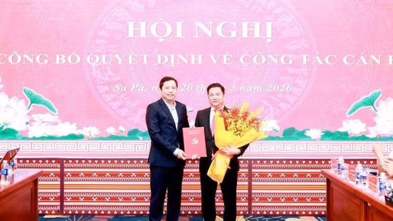 Đồng chí Bí thư Tỉnh ủy Dương Quốc Huy trao quyết định chuẩn y giữ chức Bí thư Đảng ủy phường Sa Pa cho đồng chí Tô Ngọc Liễn.