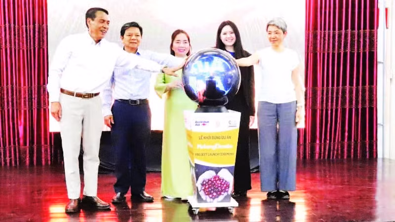 Đại diện các sở, ngành tỉnh Đắk Lắk và Ban quản lý dự án thực hiện nghi thức khởi động Dự án “Thích ứng xanh và bền vững cho các cộng đồng dân tộc thiểu số”.