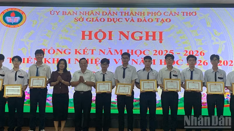 Cần Thơ tặng Giấy khen cho các học sinh đạt điểm cao trong kỳ thi tốt nghiệp trung học phổ thông. (Ảnh: THANH TÂM)