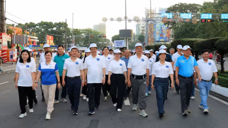 Lãnh đạo thành phố, các đơn vị tham gia đi hướng về y tế cơ sở.