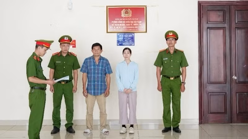 Đối tượng Hải và Thủy tại cơ quan công an.