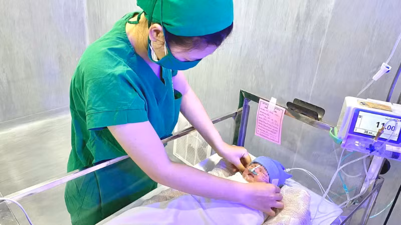 Bé gái sơ sinh đang được chăm sóc đặc biệt. Ảnh: Bệnh viện Phụ sản Cần Thơ