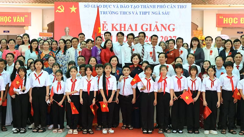 Phó Chủ tịch Quốc hội Nguyễn Thị Hồng và lãnh đạo Cần Thơ chụp ảnh lưu niệm với thầy trò Trường trung học cơ sở và trung học phổ thông Ngã Sáu ngày khai giảng. (Ảnh: PHẠM TRUNG)