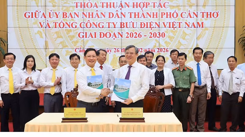 Lãnh đạo Cần Thơ và Tổng Công ty Bưu điện Việt Nam ký kết hợp tác.