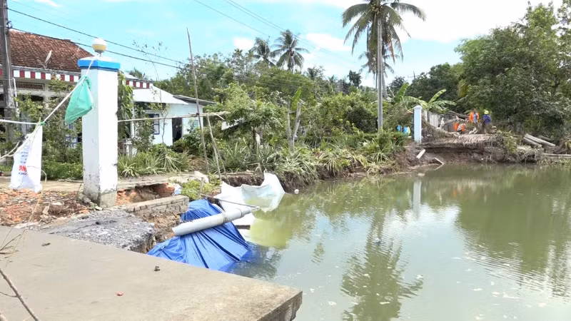 Sạt lở bờ sông ở phường Hưng Phú khiến giao thông bị chia cắt.
