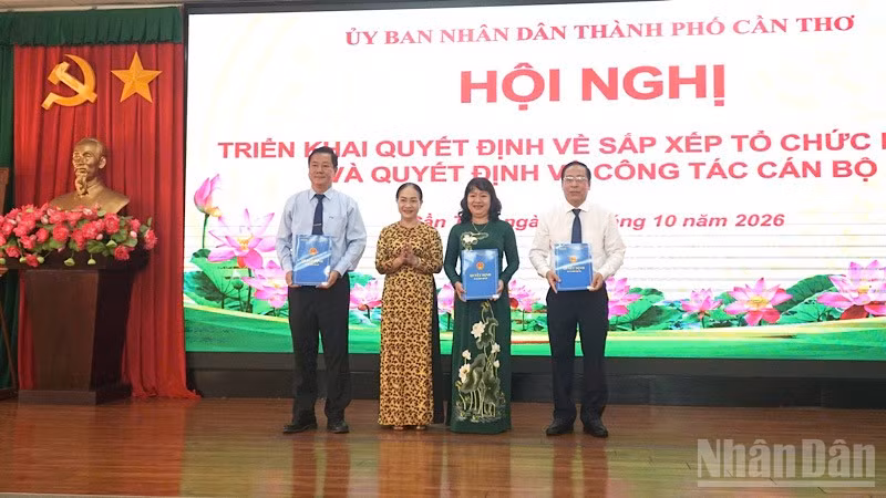 Lãnh đạo Cần Thơ trao quyết định nhân sự các trường cao đẳng sau sáp nhập. (Ảnh: THANH TÂM)
