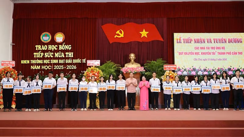 Lãnh đạo Cần Thơ trao học bổng cho các em học sinh lớp 12 có hoàn cảnh khó khăn.