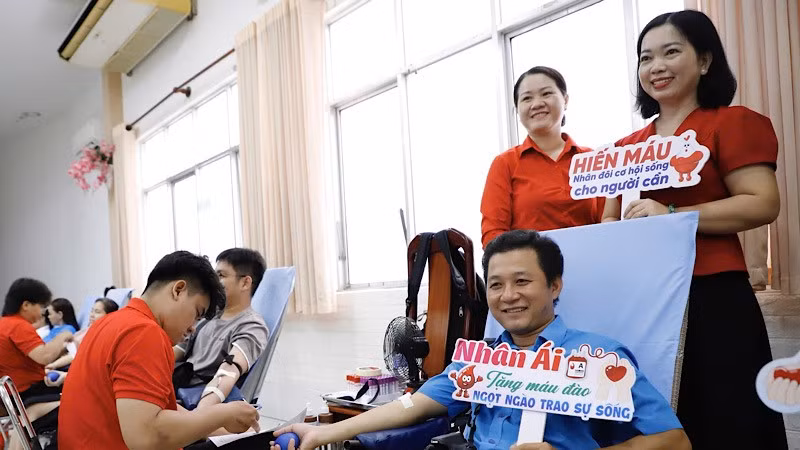 Đoàn viên, người lao động thành phố Cần Thơ tham gia hiến máu tình nguyện.
