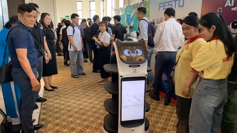 Các đại biểu tham quan mô hình robot triển lãm tại hội thảo.