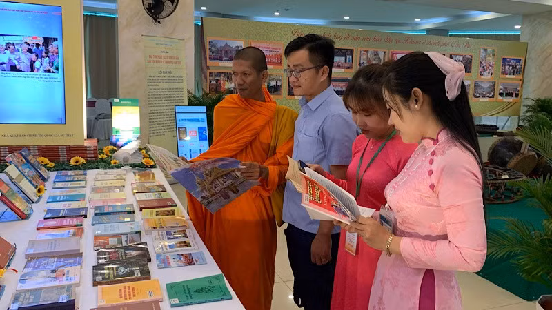 Các đại biểu tham quan triển lãm sách, báo về văn hóa Khmer tại hội nghị.