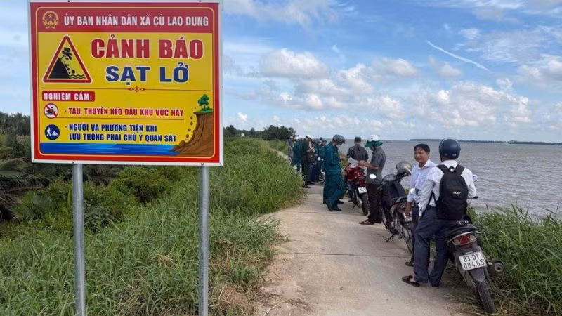 Xã Cù Lao Dung (thành phố Cần Thơ) khảo sát và cắm biển cảnh báo sạt lở bờ sông Hậu trên địa bàn. (Ảnh: ĐÌNH QUÝ)