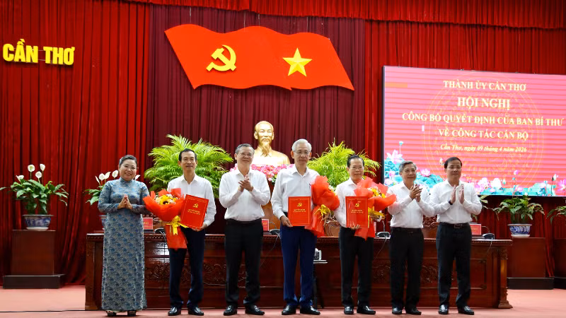 Lãnh đạo Thành ủy Cần Thơ trao quyết định cho 3 đồng chí được Ban Bí thư chỉ định tham gia Ban Chấp hành Đảng bộ thành phố.