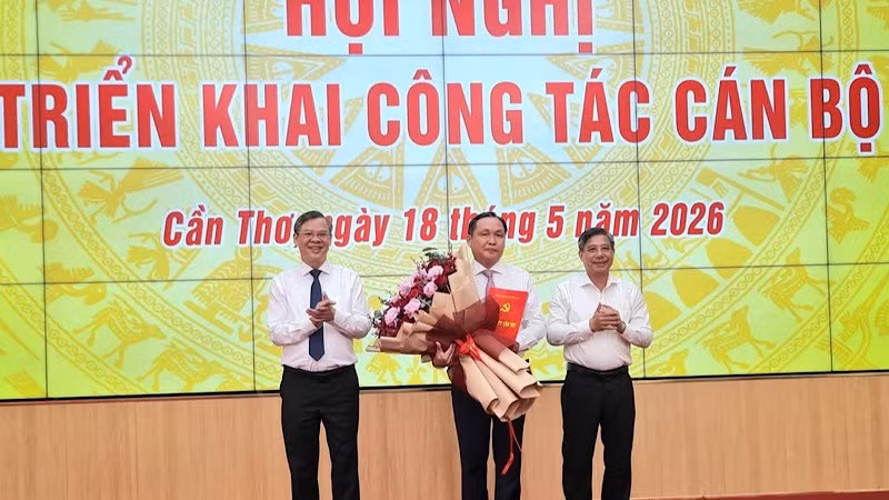 Lãnh đạo Thành ủy Cần Thơ tặng hoa chúc mừng đồng chí Lê Công Lý.