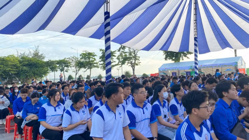 Đông đảo thanh niên, sinh viên tham gia lễ phát động.