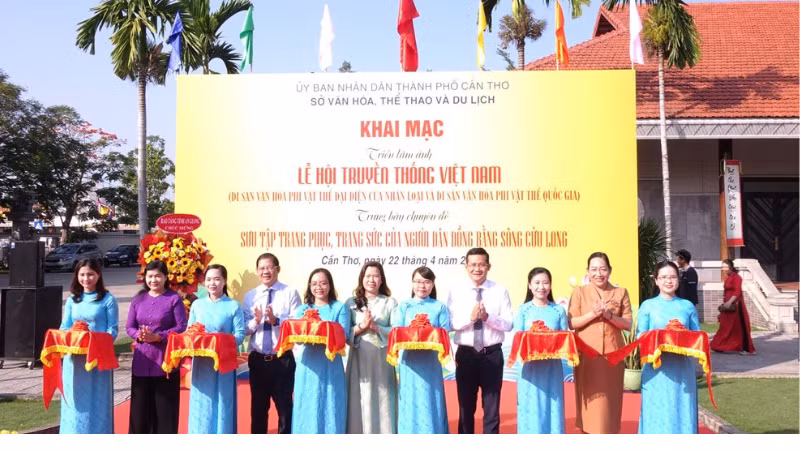 Lãnh đạo thành phố Cần Thơ cắt băng khai mạc triển lãm.