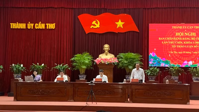 Lãnh đạo thành phố Cần Thơ phát biểu ý kiến tại hội nghị.