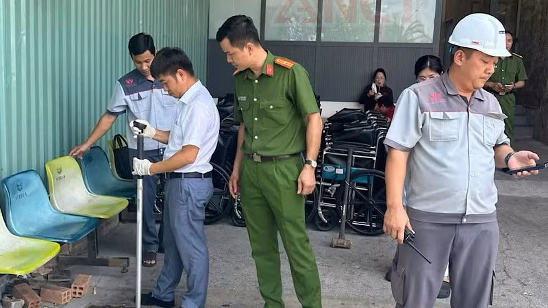 Đoàn kiểm tra hệ thống xả thải của Bệnh viện đa khoa quốc tế S.I.S Cần Thơ. (Ảnh: Công an Cần Thơ)