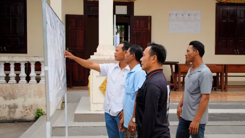 Cử tri xã Lai Hòa tìm hiểu danh sách đại biểu niêm yết tại điểm bầu cử.