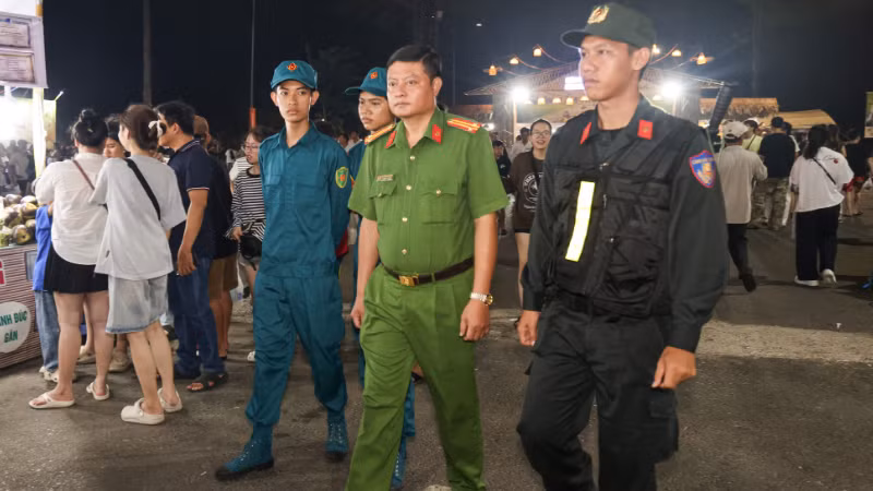 Công an tuần tra bảo đảm an ninh trật tự tại lễ hội.