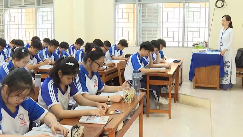 Học sinh Trường trung học phổ thông An Khánh, phường Tân An, ôn thị tốt nghiệp.