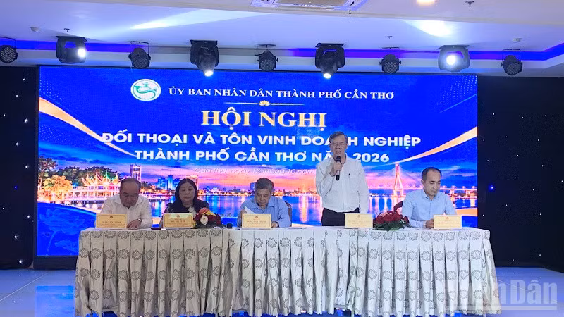 Lãnh đạo Cần Thơ đối thoại với doanh nghiệp. (Ảnh: THANH TÂM)