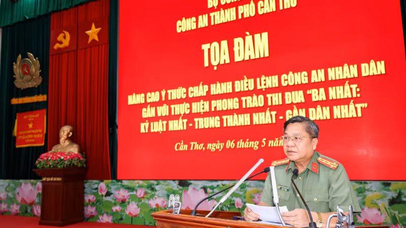 Lãnh đạo Công an Cần Thơ phát biểu ý kiến tại tọa đàm.