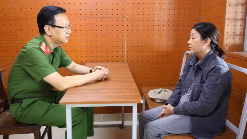 Công an Cần Thơ lấy lời khai đối tượng cầm đầu nhóm cướp giật tài sản.