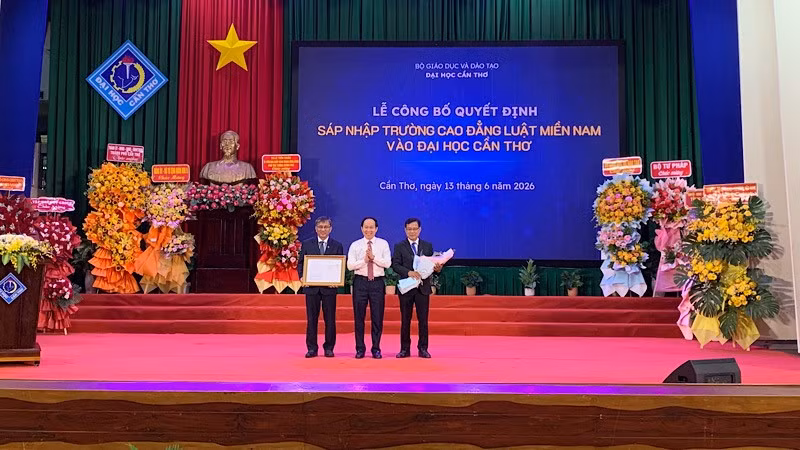 Phó Thủ tướng Lê Tiến Châu trao Quyết định sáp nhập trường cho lãnh đạo Đại học Cần Thơ.