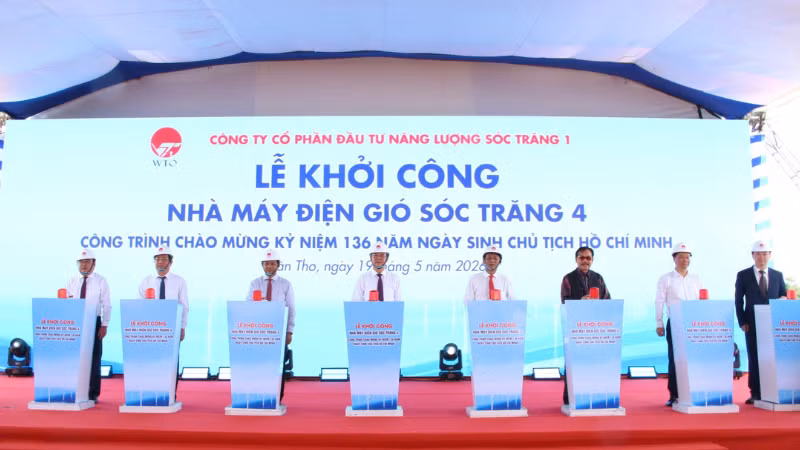 Các đại biểu nhấn nút khởi công nhà máy điện gió Sóc Trăng 4.