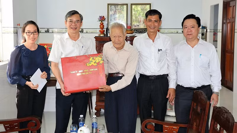 Lãnh đạo thành phố Cần Thơ trao quà cho người có công ở phường Thới An Đông.