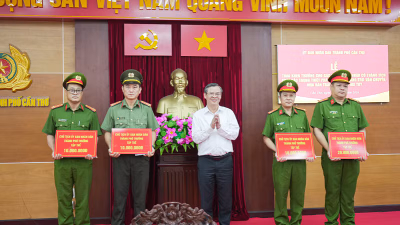 Lãnh đạo thành phố Cần Thơ trao khen thưởng đột xuất cho 4 tập thể.