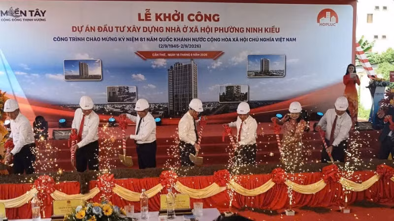 Lãnh đạo Cần Thơ thực hiện nghi lễ khởi công dự án nhà ở xã hội. (Ảnh: V.K)