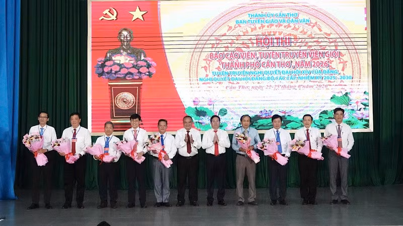 Ban tổ chức tặng hoa Ban giám khảo tại hội thi.