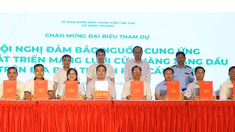 Petrolimex Cần Thơ ký kết với các xã, phường về mở rộng mạng lưới cung ứng xăng dầu.