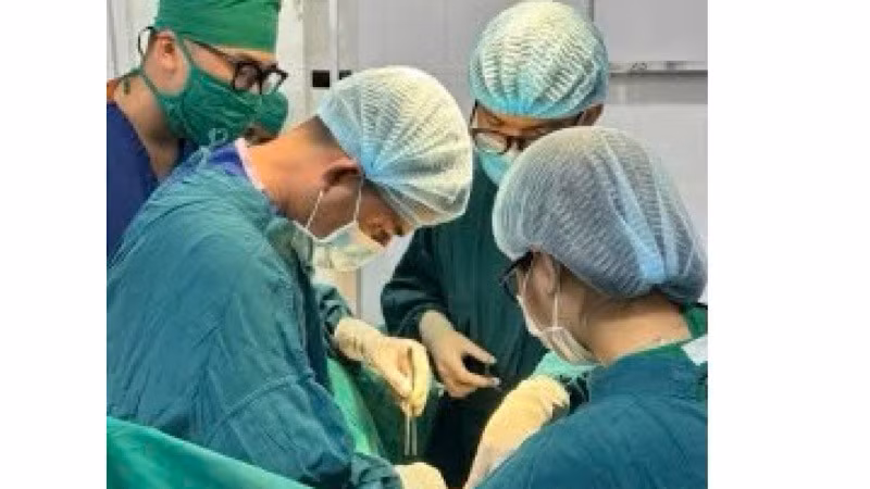 Các bác sĩ phẫu thuật cho bệnh nhân. (Ảnh: Bệnh viện cung cấp)