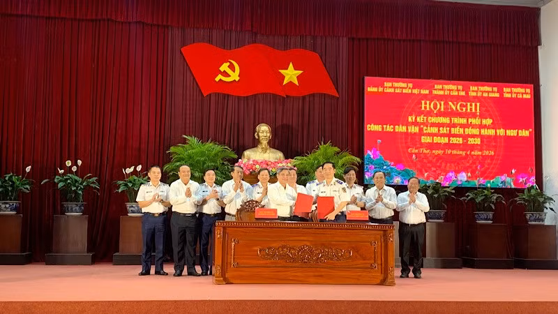 Lãnh đạo Cảnh sát biển Việt Nam và Thành ủy Cần Thơ ký kết chương trình phối hợp.
