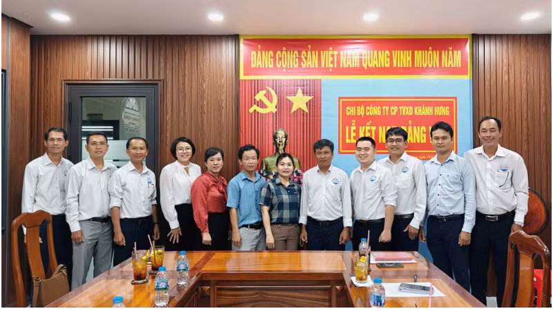 Chi bộ Công ty cổ phần tư vấn xây dựng Khánh Hưng (phường Sóc Trăng) kết nạp đảng viên mới năm 2026.
