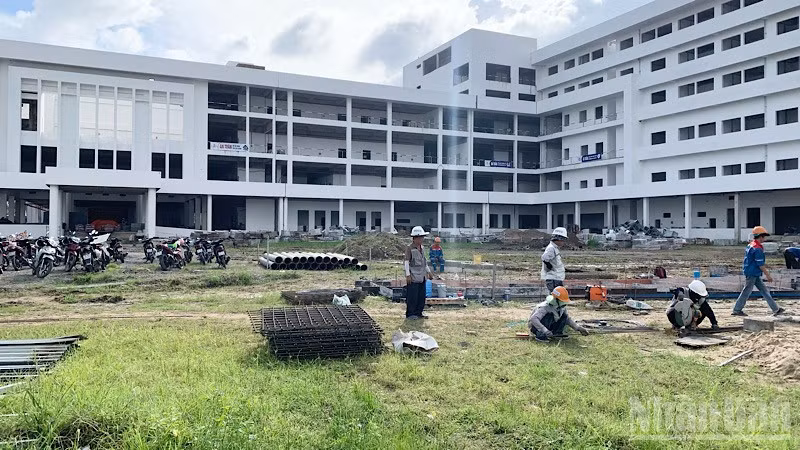 Nhà thầu đẩy nhanh tiến độ thi công Bệnh viện Ung bướu Cần Thơ. (Ảnh: THANH TÂM)