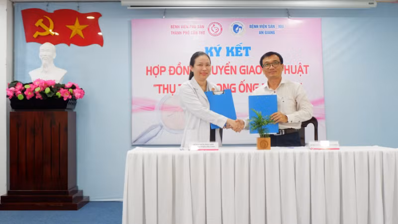 Lãnh đạo hai bệnh viện ký hợp đồng chuyển giao.