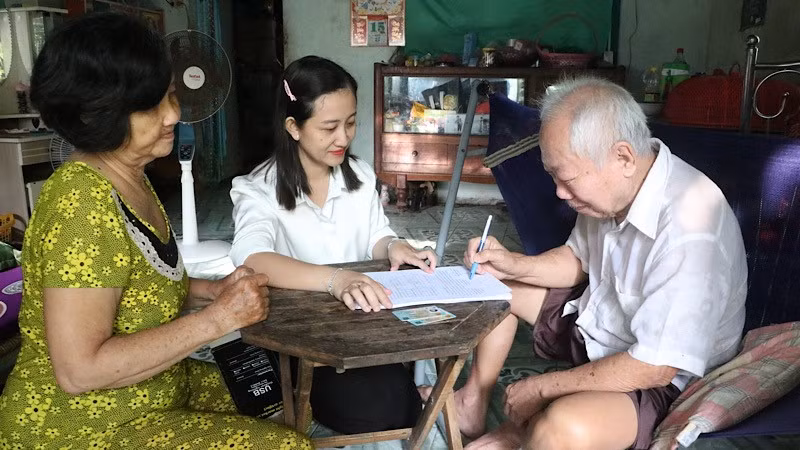 Cán bộ Trung tâm phục vụ hành chính công phường Sóc Trăng đến nhà dân hỗ trợ giải quyết thủ tục hành chính.