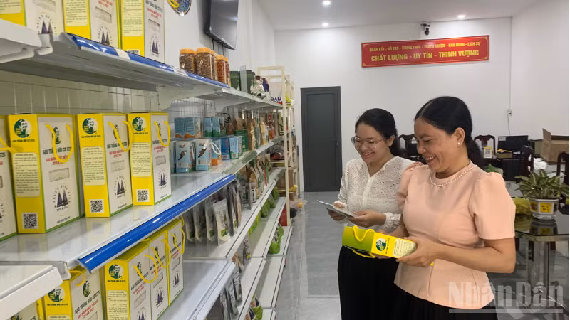 Người dân chọn mua sản phẩm OCOP thành phố Cần Thơ.