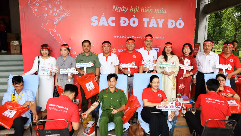 Người dân Cần Thơ tình nguyện hiến máu cứu người.