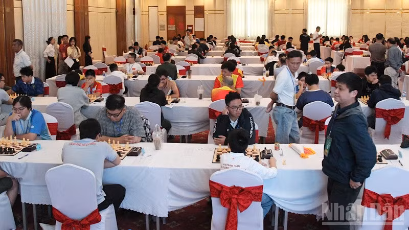 Các kỳ thủ đang tranh tài ngày khai mạc. (Ảnh: THANH TÂM)